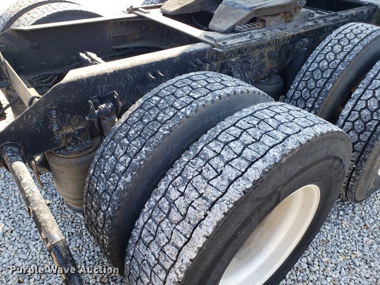 image for item EN9788 2005 Volvo VNL semi truck