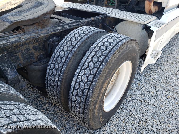 image for item EN9788 2005 Volvo VNL semi truck