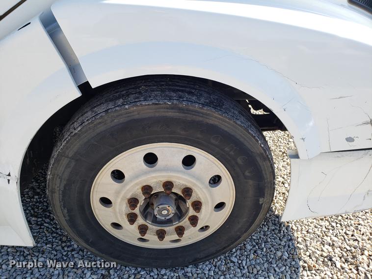 image for item EN9788 2005 Volvo VNL semi truck