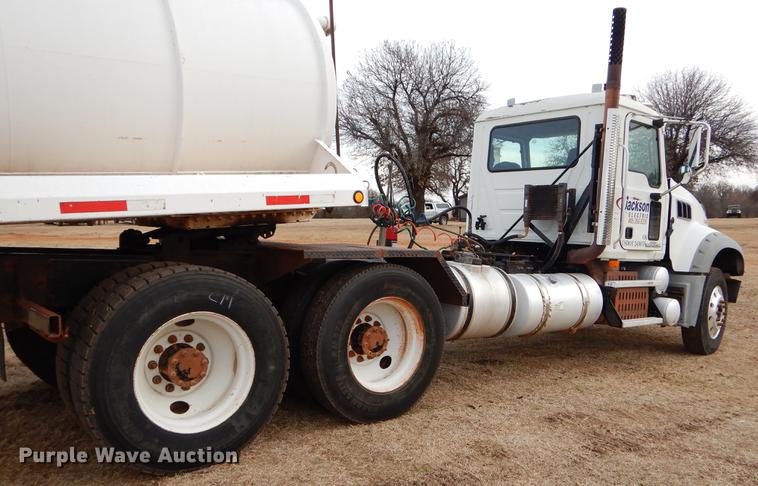 image for item FQ9646 2008 Mack GU713 semi truck