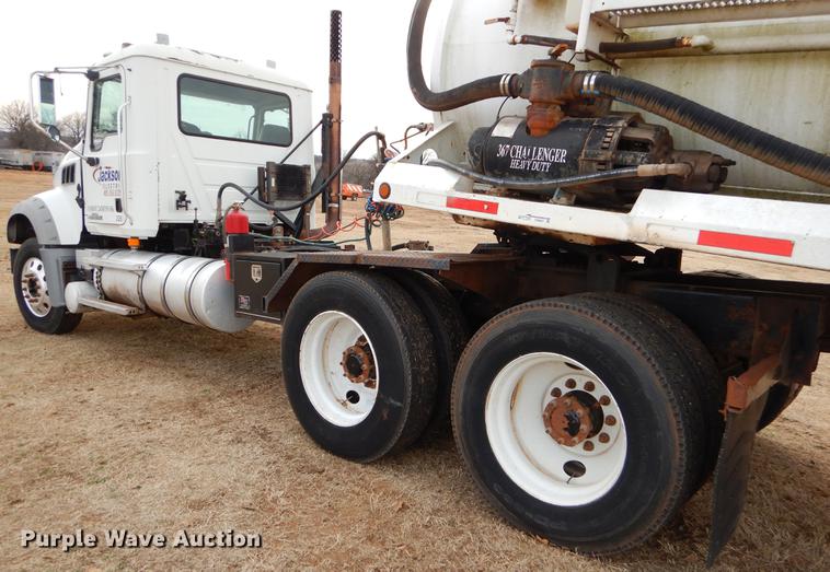 image for item FQ9646 2008 Mack GU713 semi truck
