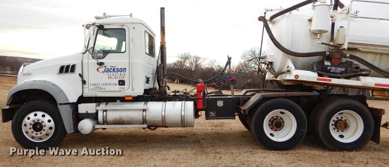 image for item FQ9646 2008 Mack GU713 semi truck