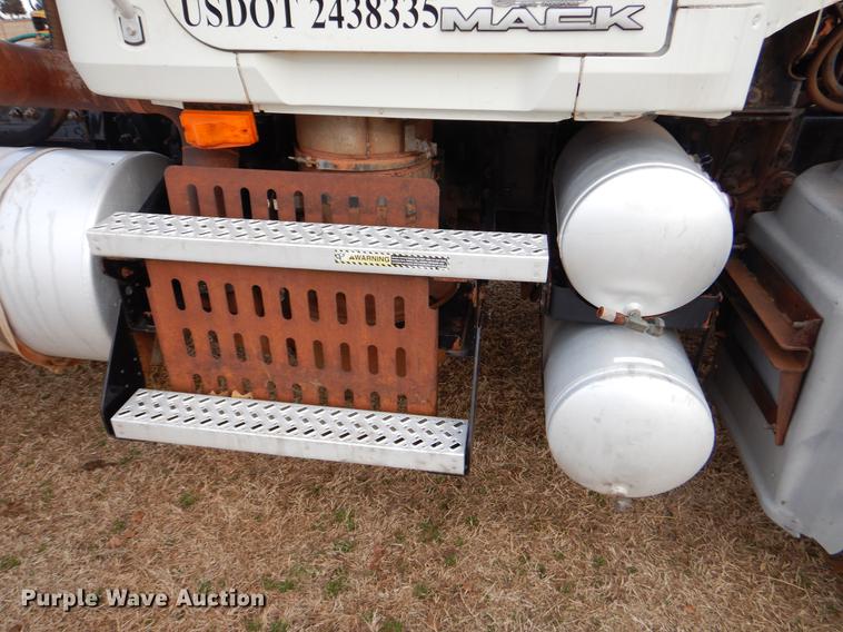 image for item FQ9646 2008 Mack GU713 semi truck