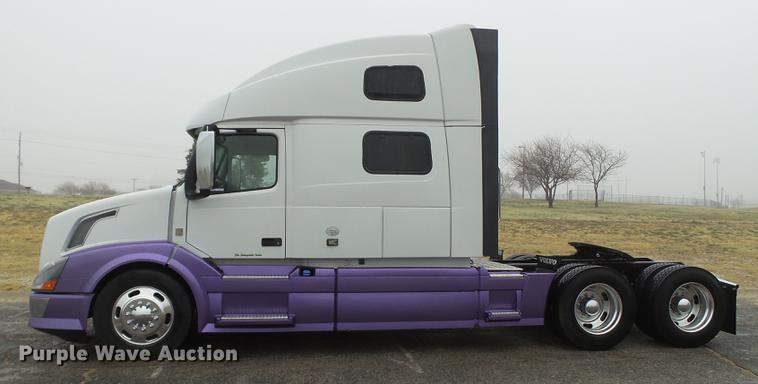 image for item FS9505 2012 Volvo VN Series semi truck