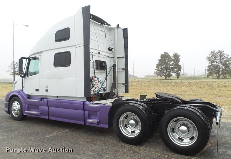 image for item FS9505 2012 Volvo VN Series semi truck