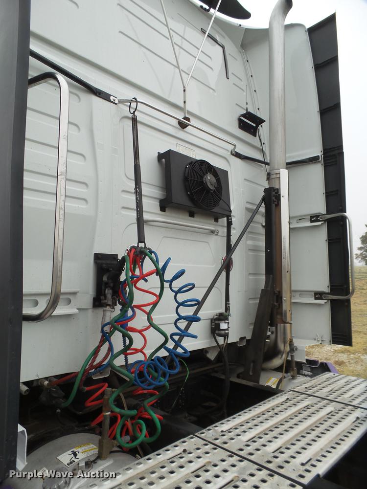 image for item FS9505 2012 Volvo VN Series semi truck