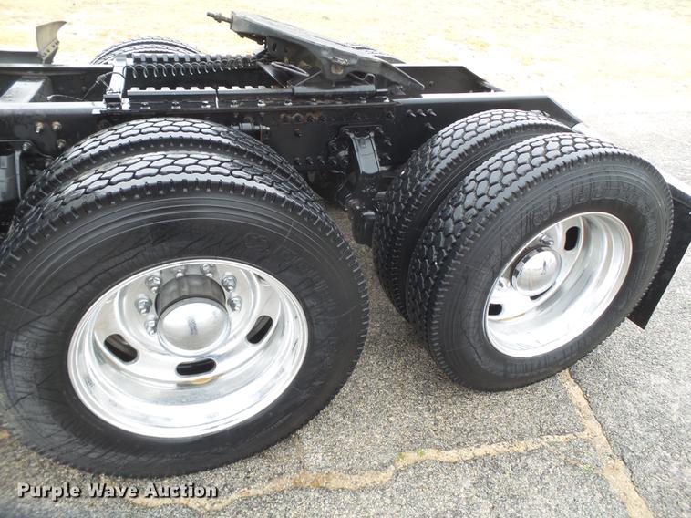 image for item FS9505 2012 Volvo VN Series semi truck