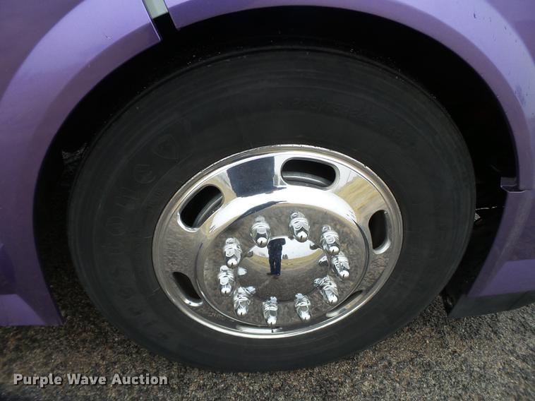 image for item FS9505 2012 Volvo VN Series semi truck