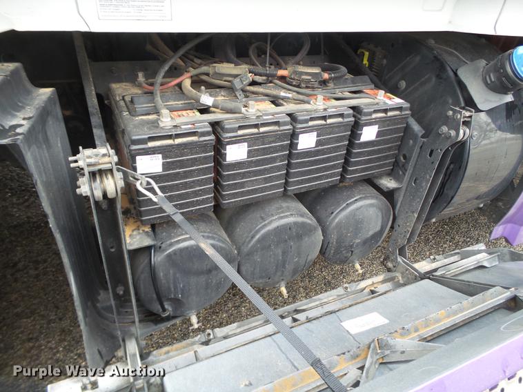 image for item FS9505 2012 Volvo VN Series semi truck