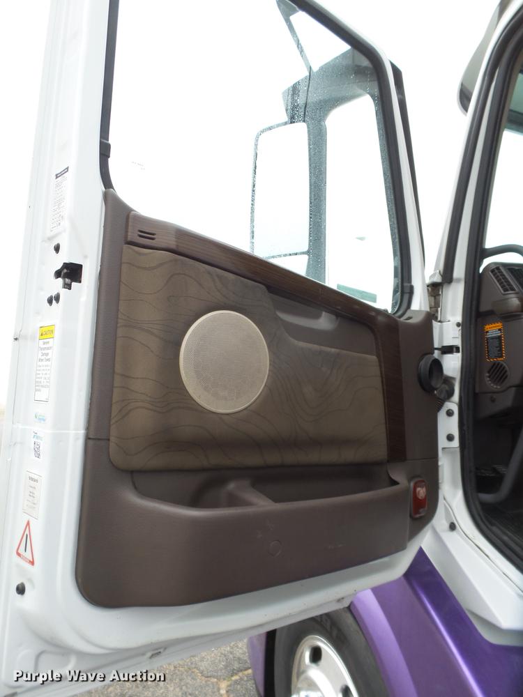 image for item FS9505 2012 Volvo VN Series semi truck