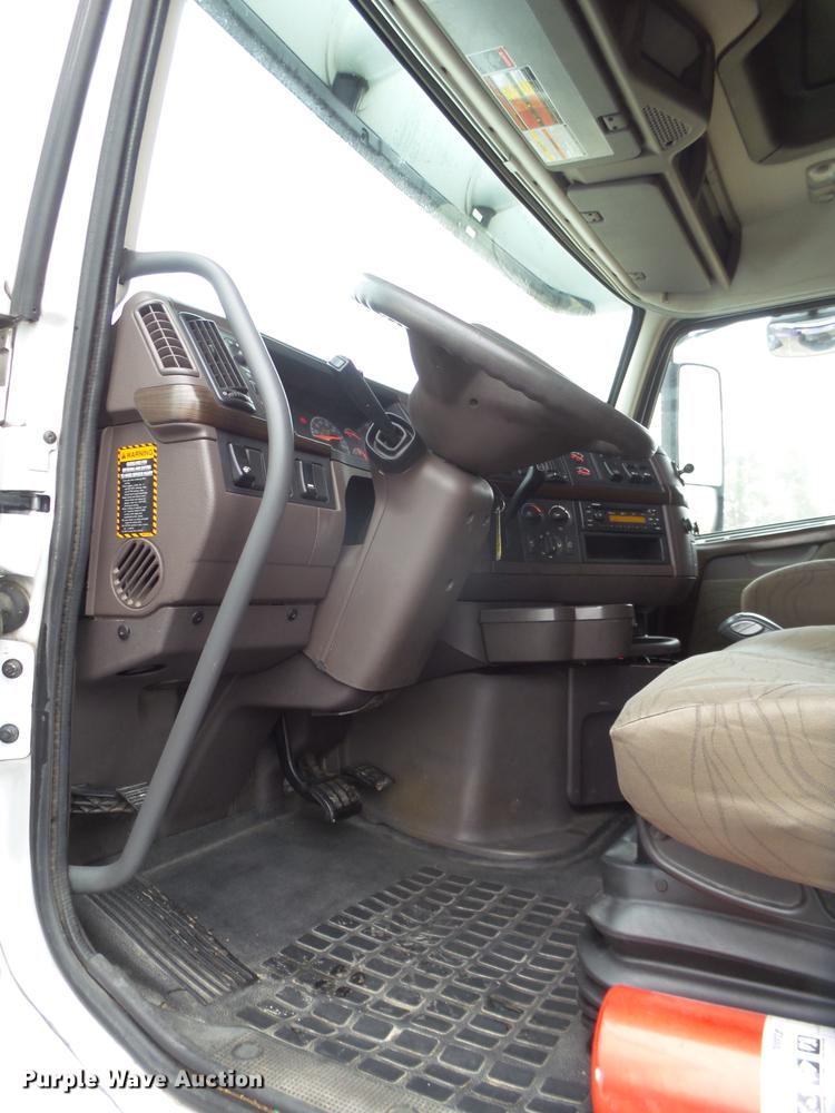 image for item FS9505 2012 Volvo VN Series semi truck