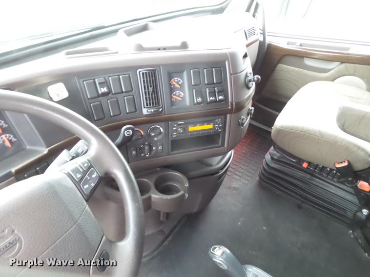 image for item FS9505 2012 Volvo VN Series semi truck