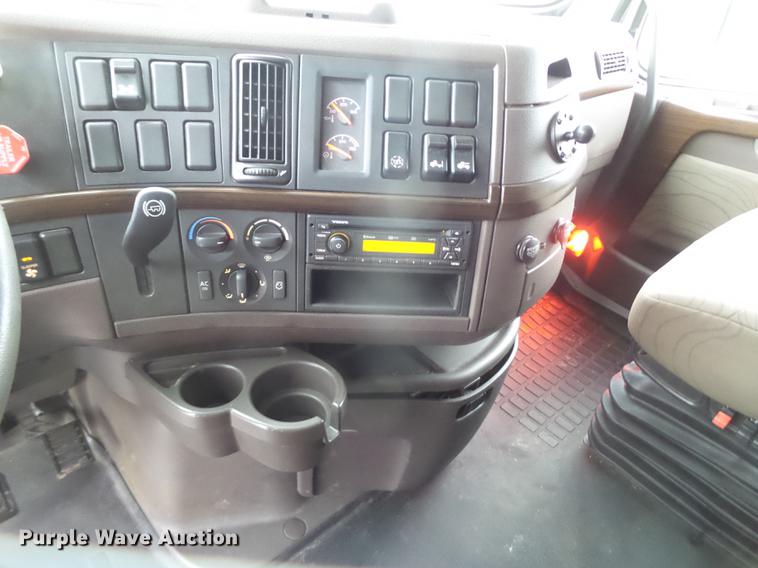 image for item FS9505 2012 Volvo VN Series semi truck