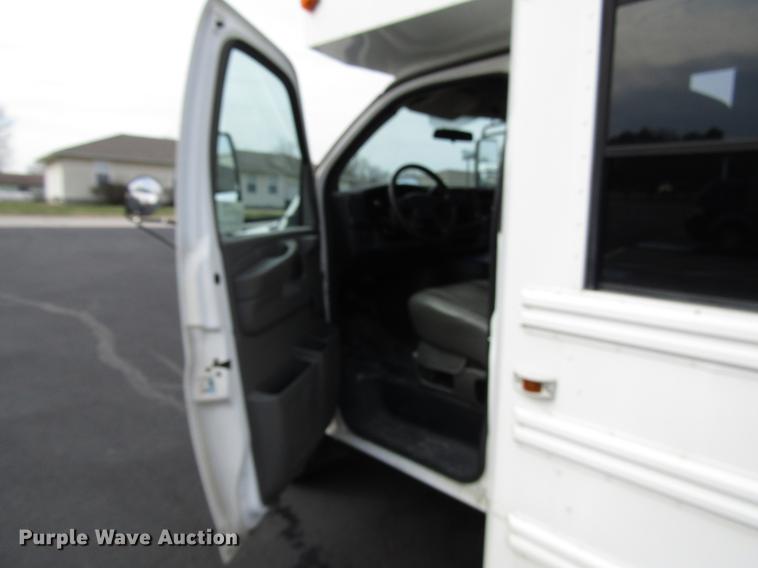 image for item DB6760 2004 Chevrolet Express G3500 school bus