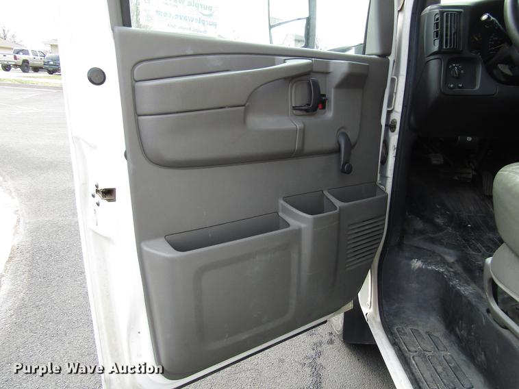 image for item DB6760 2004 Chevrolet Express G3500 school bus