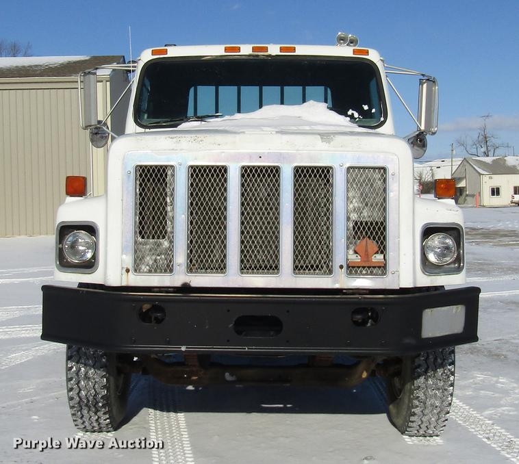 image for item DB6896 1989 International F2674 flatbed truck