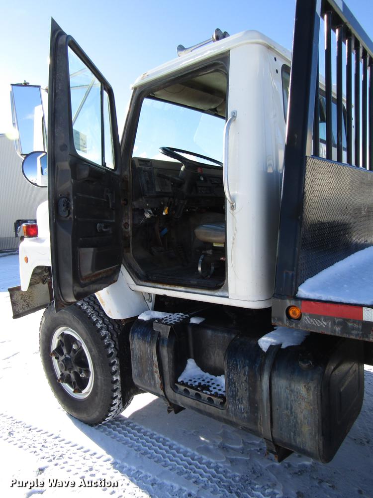 image for item DB6896 1989 International F2674 flatbed truck