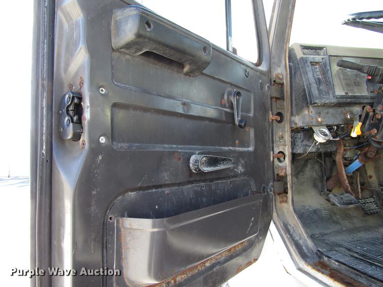 image for item DB6896 1989 International F2674 flatbed truck