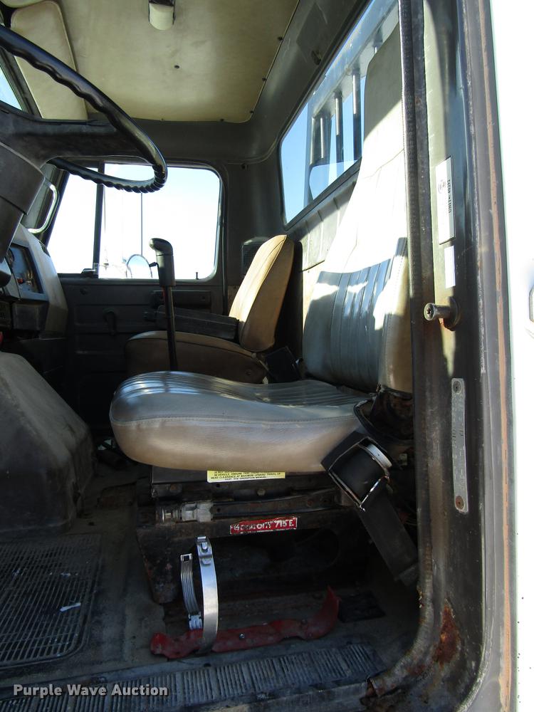 image for item DB6896 1989 International F2674 flatbed truck