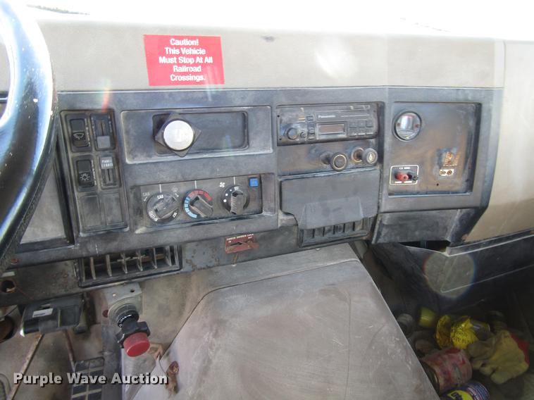 image for item DB6896 1989 International F2674 flatbed truck