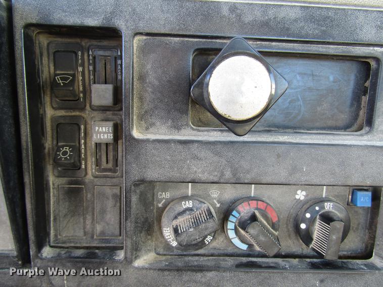 image for item DB6896 1989 International F2674 flatbed truck