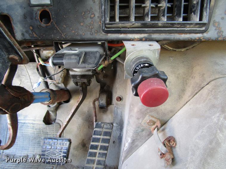 image for item DB6896 1989 International F2674 flatbed truck