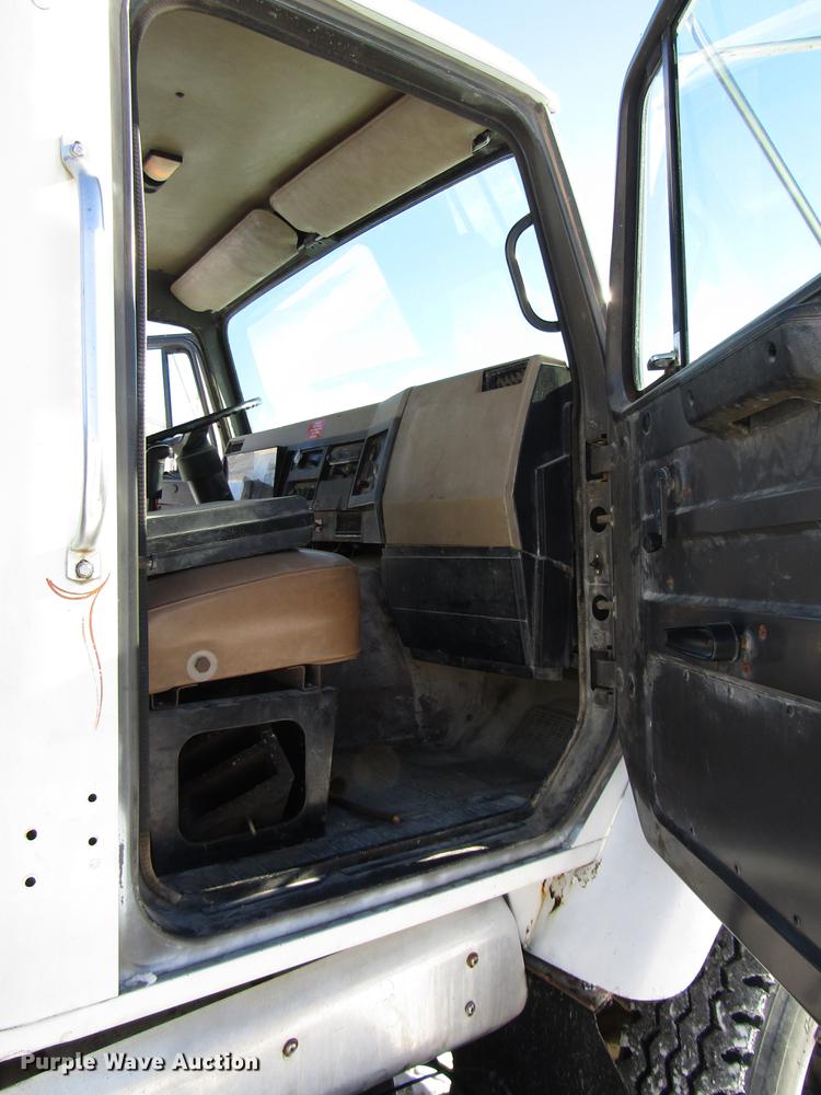 image for item DB6896 1989 International F2674 flatbed truck