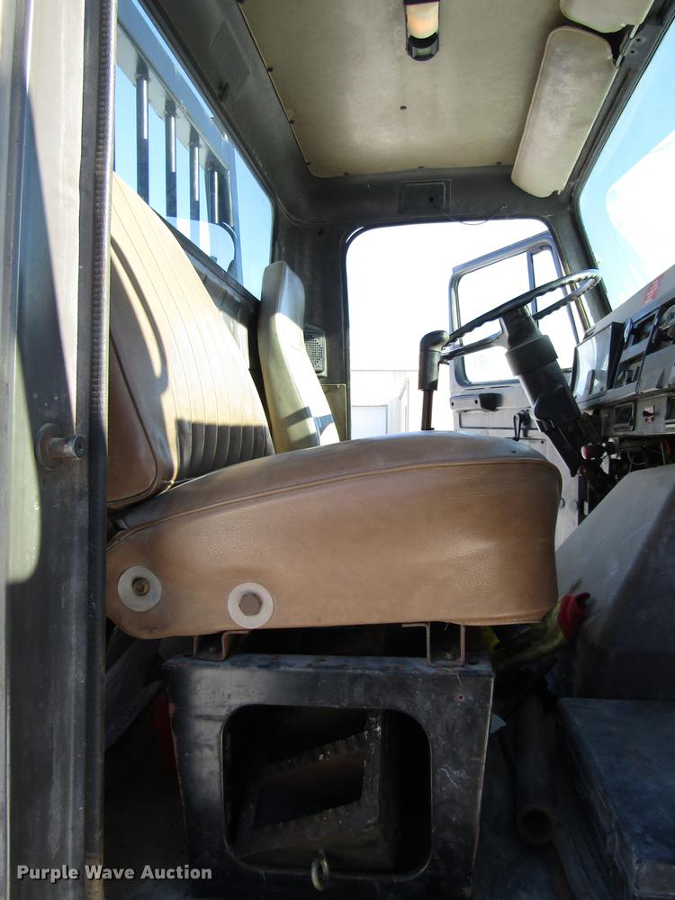 image for item DB6896 1989 International F2674 flatbed truck