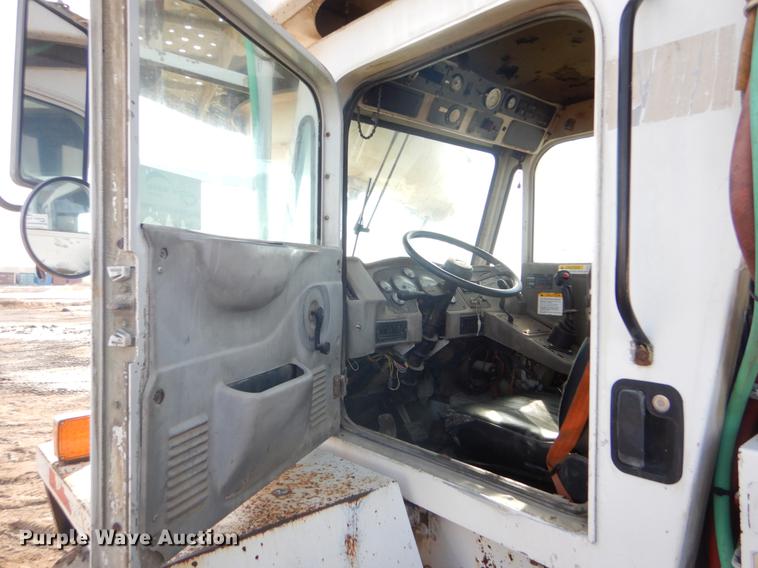 image for item DD5877 1999 Oshkosh S2346 ready mix truck