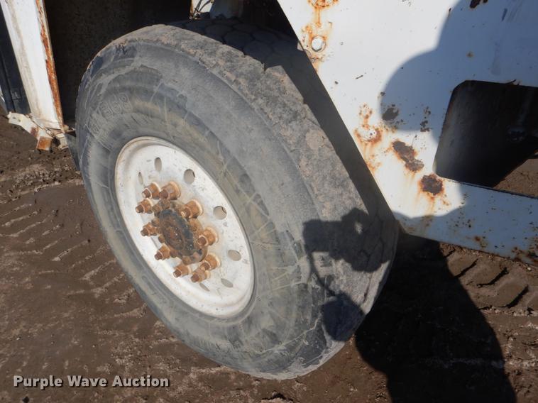 image for item DD5877 1999 Oshkosh S2346 ready mix truck