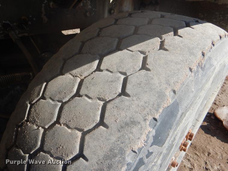 image for item DD5877 1999 Oshkosh S2346 ready mix truck