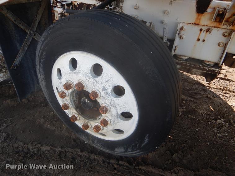 image for item DD5877 1999 Oshkosh S2346 ready mix truck