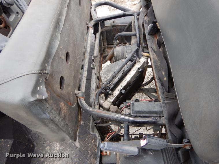 image for item DE6057 2004 Kawasaki Mule 3010 utility vehicle