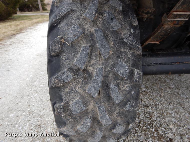 image for item DE6057 2004 Kawasaki Mule 3010 utility vehicle