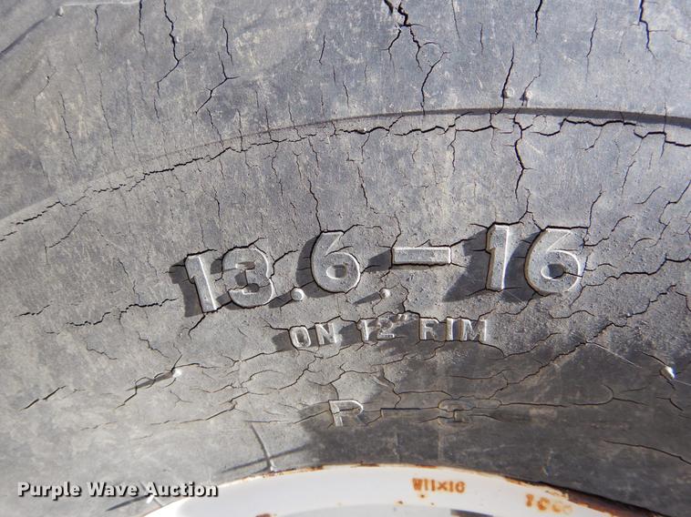 image for item DE6061 1990 Ford 1520 MFWD tractor