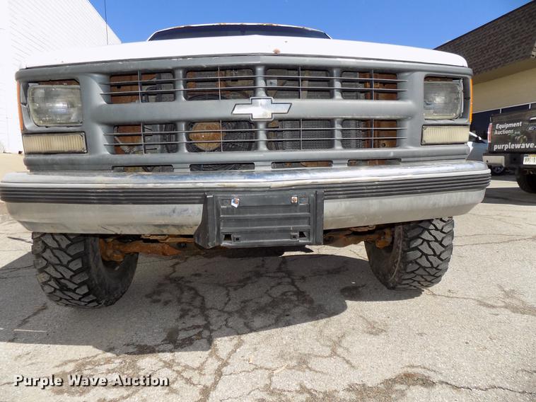image for item DE7624 1995 Chevrolet Cheyenne 3500 Crew Cab flatbed pickup truck