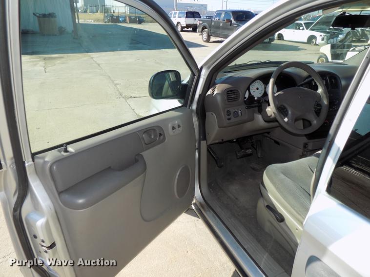 image for item DE7626 2002 Chrysler Voyager van