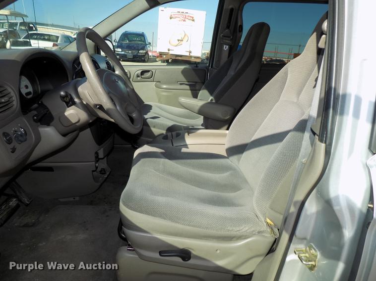 image for item DE7626 2002 Chrysler Voyager van