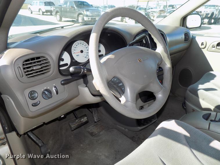 image for item DE7626 2002 Chrysler Voyager van