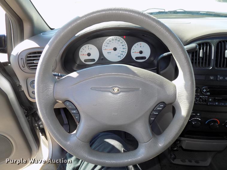 image for item DE7626 2002 Chrysler Voyager van