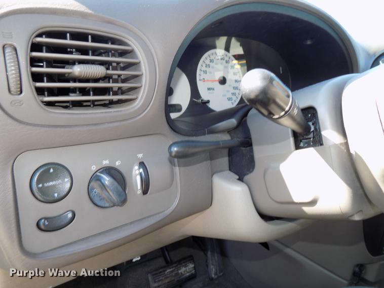 image for item DE7626 2002 Chrysler Voyager van