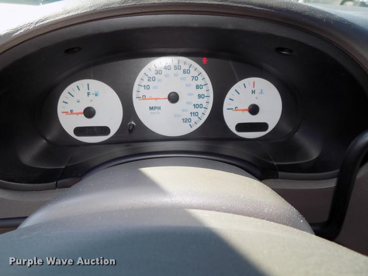 image for item DE7626 2002 Chrysler Voyager van