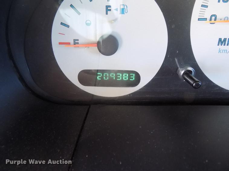 image for item DE7626 2002 Chrysler Voyager van