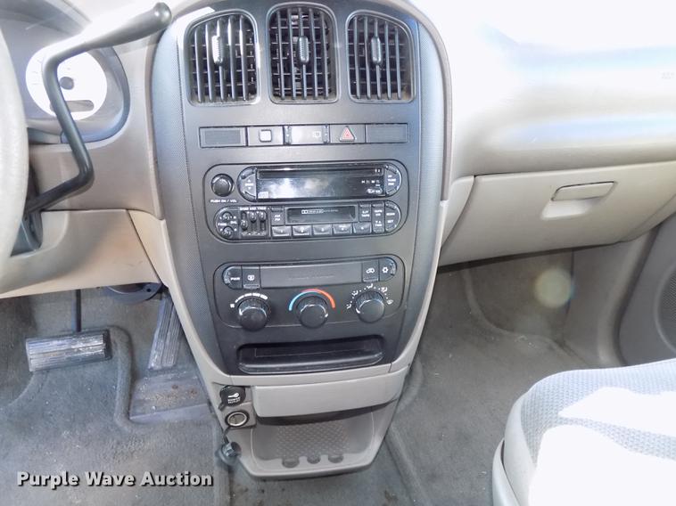image for item DE7626 2002 Chrysler Voyager van