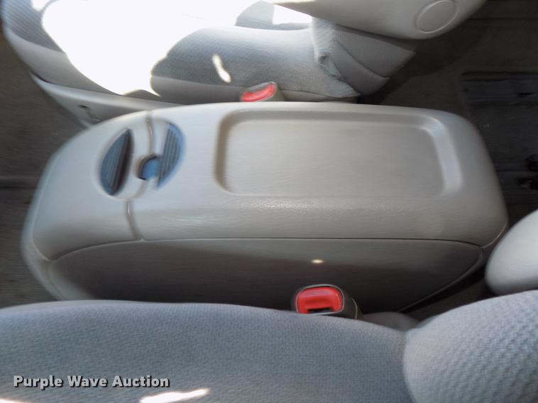 image for item DE7626 2002 Chrysler Voyager van