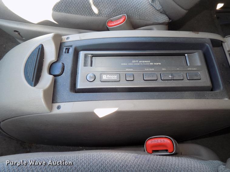 image for item DE7626 2002 Chrysler Voyager van