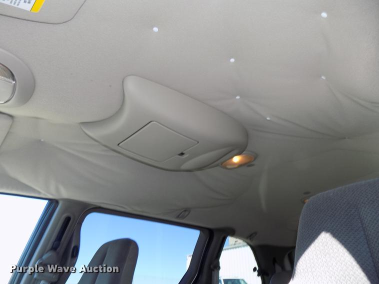 image for item DE7626 2002 Chrysler Voyager van