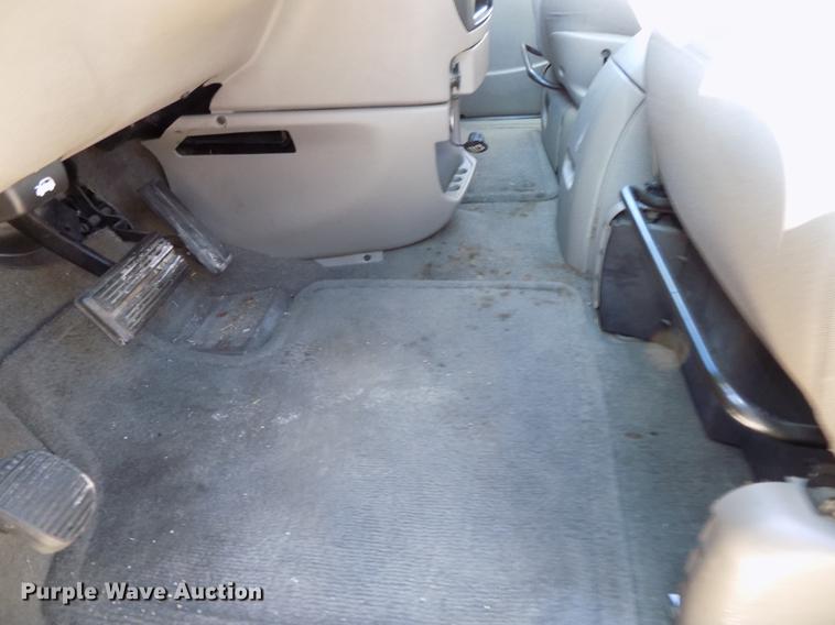 image for item DE7626 2002 Chrysler Voyager van