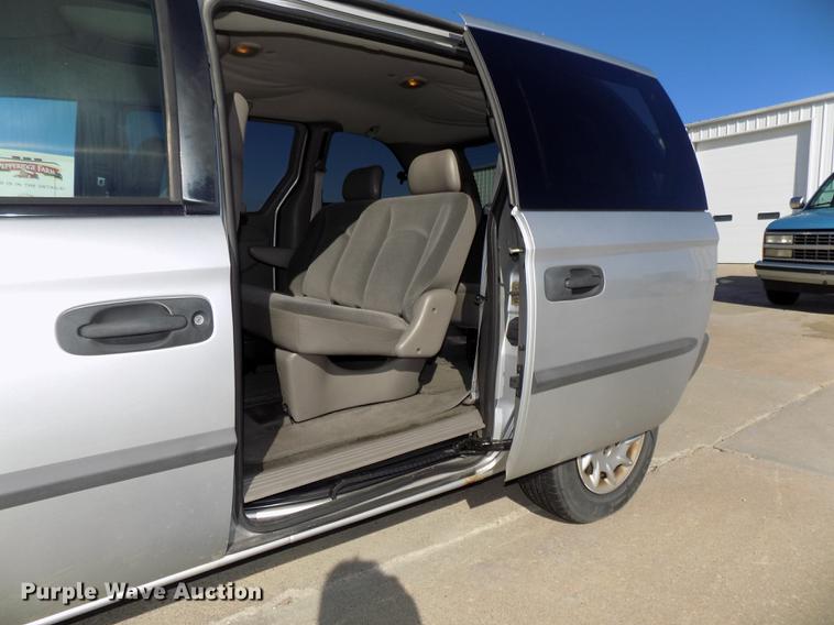 image for item DE7626 2002 Chrysler Voyager van