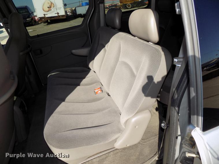 image for item DE7626 2002 Chrysler Voyager van